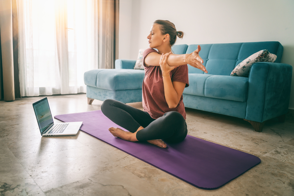 Com alongamento e meditação, yoga proporciona relaxamento e paz interior