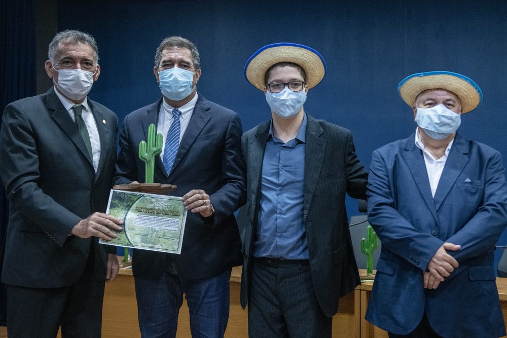 Luiz Gastão recebe troféu Protetor do Bioma Caatinga