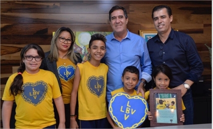 Luiz Gastão recebe  homenagem das crianças da LBV